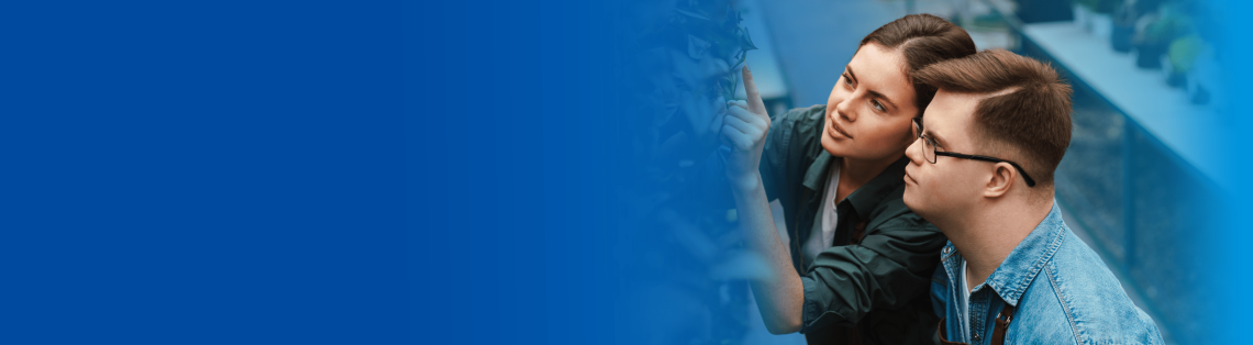 Niño con síndrome de Down en un vivero de plantas