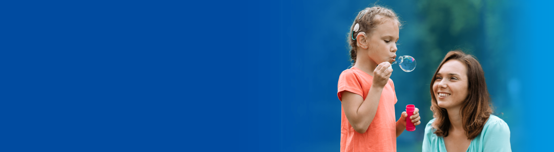 Niña joven soplar burbujas