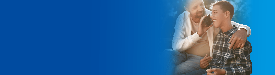 Padre e hijo en un teléfono