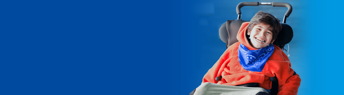 Un niño sonriente en silla de ruedas