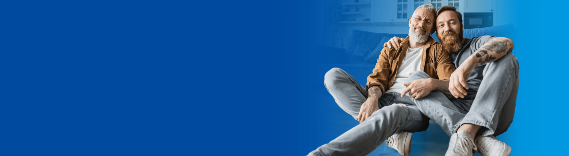 Dos hombres sonrientes juntos