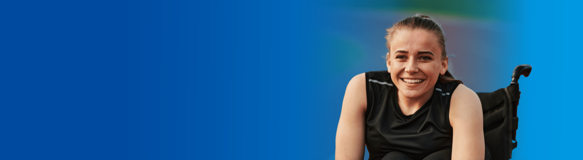 Niña sonriente en silla de ruedas